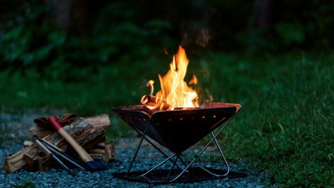 炎を見たり、熾火を愛でたり…キャンプの必需品「焚き火台」の定番おすすめ４モデル