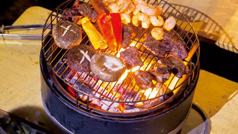 アウトドア料理を満喫する焚き火×炭火のマル秘テク