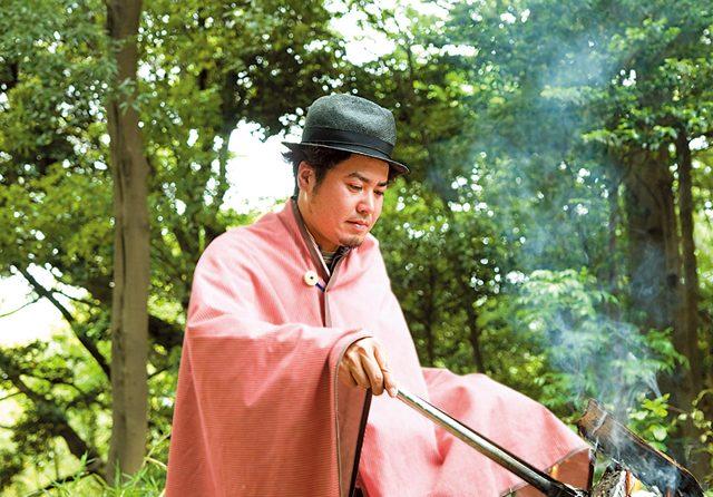 服のにおいや焦げも気にならない！　キャンプに必携の焚き火マントを自作する