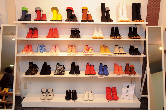 Shop TABI-JIの店内に並ぶ足袋靴
