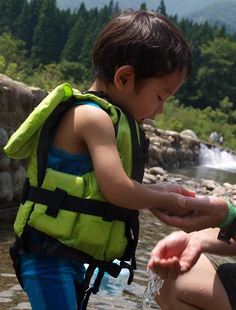 子どもと水遊びする時の必需品！モンベルのキッズ用ライジャケを使って