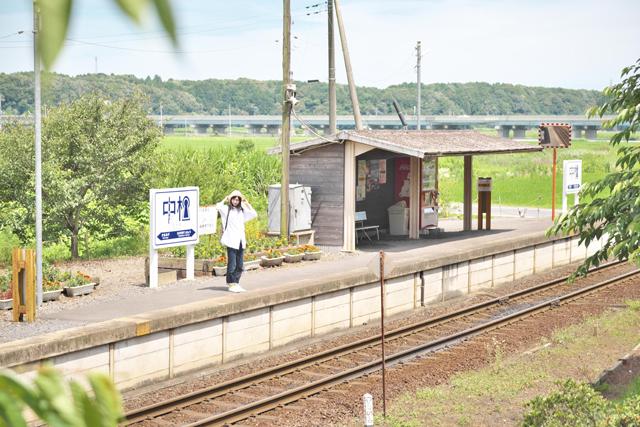 駅のすぐそばは、一面の田園風景。周囲には貝塚や古墳などの史跡があり、歩いて25分ほどの距離にある虎塚古墳は国指定史跡の前方後円墳です。この古墳の壁画は春と秋に公開されていて、今年の秋は10月30日(金)~11月3日(火・祝)、11月6日(金)~8日(日)の公開を予定。情報を仕入れて、かつてへ想いを馳せに尋ねるのもオススメです。