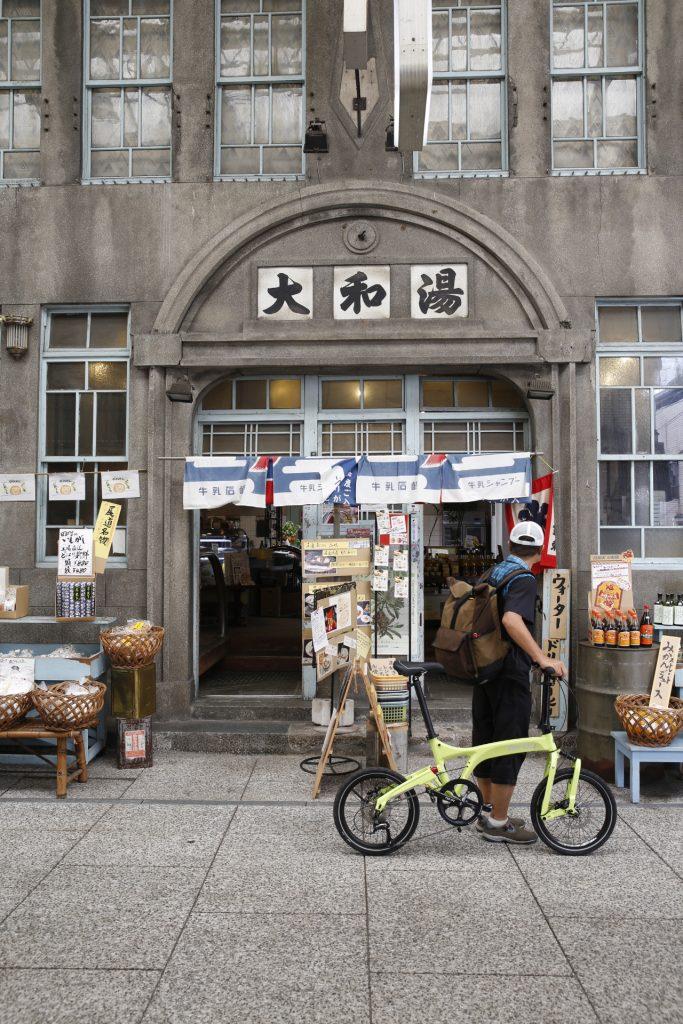 商店街にある銭湯を再生したお店