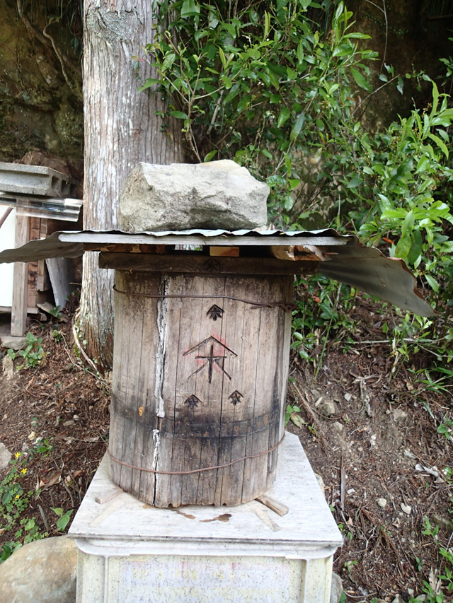 山村地域に行くとよく見かける、丸太をくりぬいた伝統的巣箱。