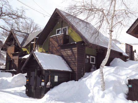 「温泉露天付き棟」は2〜7名の小グル ープにオススメ。スキー場も近く、雪山を眺めながら温泉を楽しめる。