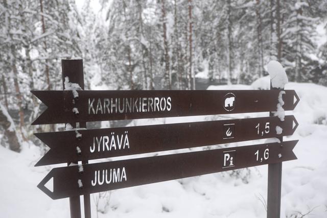 道沿いの標識。一番上を見てほしい。クマのマークである。出るのか、クマ?『karhunkierros』 は地名なんで、まぁそっちの方に行くにはクマに気をつけてねってことだろう。でもま、この季節は 冬眠してるよなクマも。←日本に帰ってから気付いた