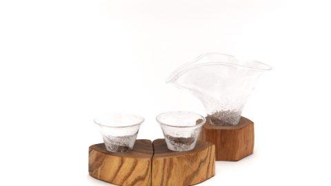 旭川のガラス作家と木工作家の共同作品『木Glass』のぐい呑みと片口。
