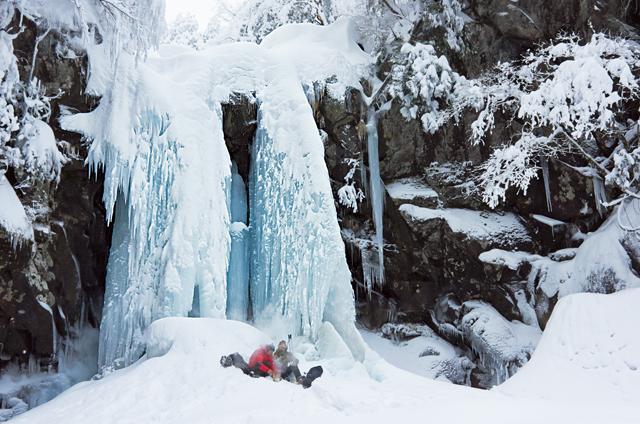 日本屈指の氷の滝！ 鳥海山「二ノ滝氷爆」で絶景ハイキング