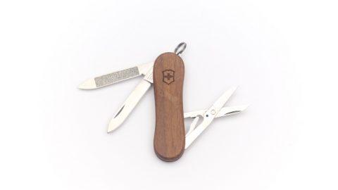 木のぬくもりが暖かいマルチ万能ナイフの大定番「ビクトリノックス／エボウッド81」