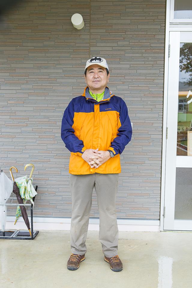やんばるエコツーリズム研究所 中根 忍さん。伊部岳のほか、カヌー体験やマリンクラフト体験など、様々な自然体験プログラムも開催。伊部岳トレッキング1人¥4,000。やんばるエコツーリズム研究所TEL:0980(41)7966