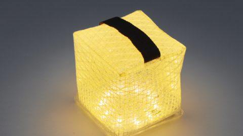 キャンプにもお風呂にも良し！ ソーラーで充電できるLEDランタン「ソーラーパフ」