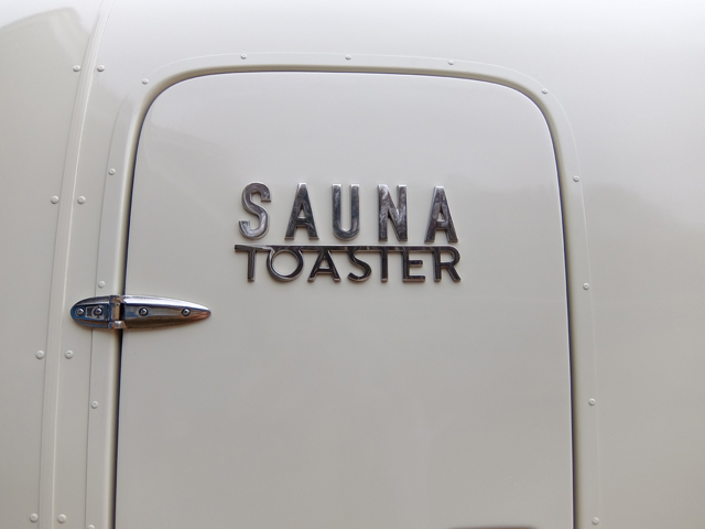 サウナカーのロゴ「SAUNA TOASTER」