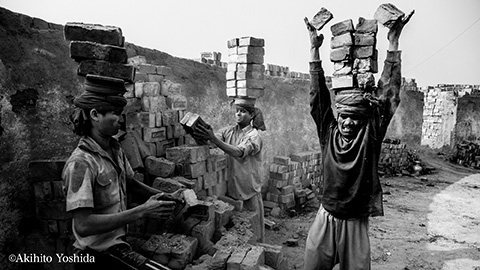 【写真家・吉田亮人さんに聞く：前編】バングラデシュのレンガ工場で気づいた、人間が働くことの価値と美しさ