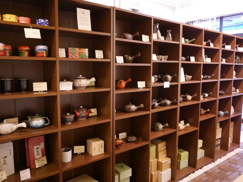 和束茶や伝統工芸の茶器の販売も。そのよさをしっかりと味わえて買えるのがうれしい。