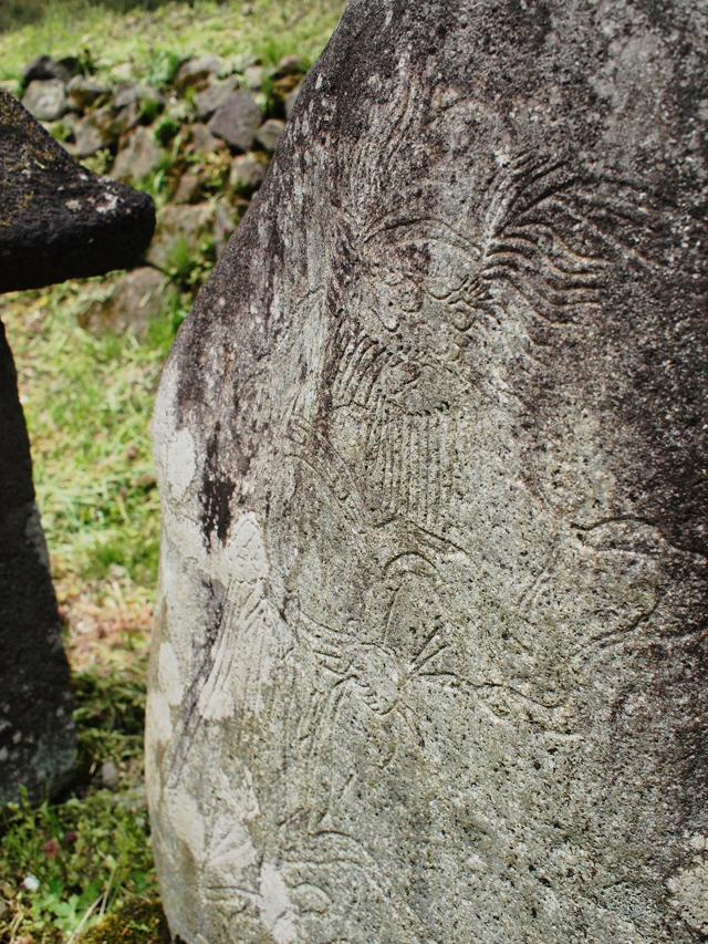 小土山石仏群近くにある鍾馗様。細い線彫りで描かれている。
