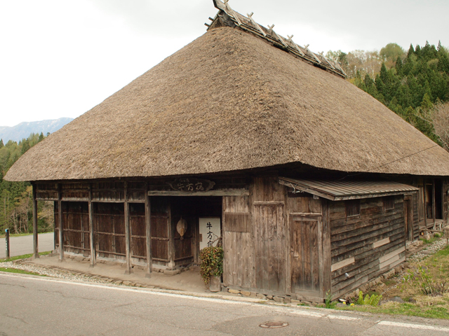 牛方宿。こういう茅葺きの家はトタン葺きに変わっていき、村内でも少なくなっている。