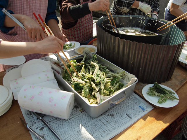 塩の道祭りでは、山菜の天麩羅など各集落のかあちゃんたちが作る振る舞いがある。メイン会場の千国諏訪神社に到着するがお昼時なので、蕎麦など小谷名物を食べてひと休み。