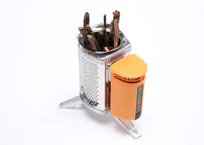 キャンプでスマホ充電 たき火で発電できる Biolite のbbqストーブ Be Pal