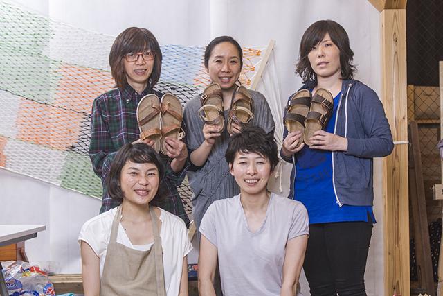 (前右)高野織衣さん、(前左)釣賀 愛さんと地元氷見の魅力を再発見し、発信する活動を、2004年から続けているヒミングのみなさん。http://himming.jp