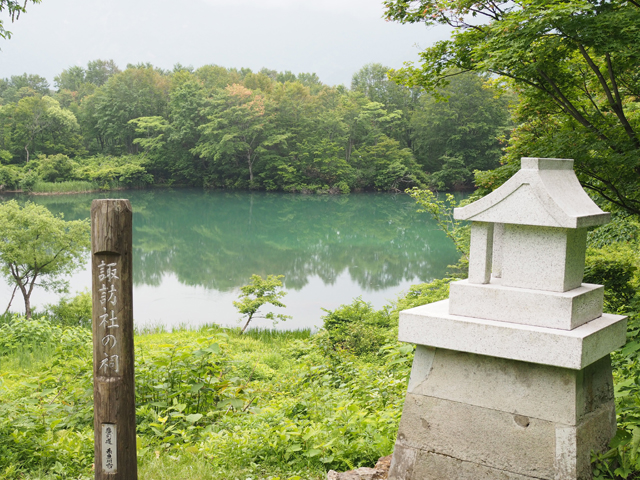 白池と白池諏訪社石祠。かつてはここで薙鎌神事が行われていた。 
