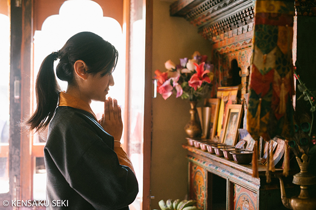 祈りは大切な日課。ブータン人の家には仏間や仏壇が必ずある。