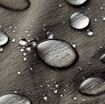 表面にはフッ素系皮膜であ るゴアテックスメンブレン が露出している。そのため 雨粒はビーズのように弾か れて転がり落ち、生地が吸水しないのでどんなに濡れても重くならない。