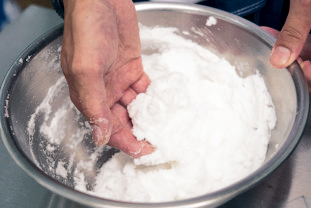 塩のつなぎに卵白を 加え、ホイップクリー ム状になるまでよく混 ぜ合わせる。手で素早 く混ぜるのがコツ。