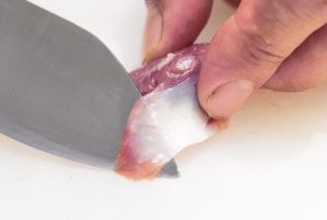 扌砂肝の銀皮を剥くときは、 まず真ん中に包丁を入れてカ ットし、裏返して内皮に沿って包丁を入れていくといい。