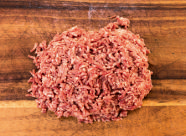 牛ひき肉を使用。 ハンバーガーをほ おばったときの、コクのある肉汁は牛肉ならでは！