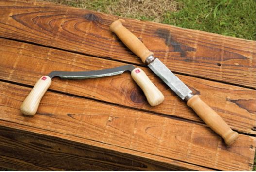 製材していない木材の加工に！ ドローナイフは丸太を整形する道具で、針葉樹の多い北欧で発達した。右側は両刃を備えた堅い部位用。枝打ちも一緒にできてしまうので、枝節と皮と幹を同時に削ることができる（￥5,000前後）。左は湾曲した 刃が特徴の柔らかい部位用（￥4,000前後）。多少であれば凸カーブ凹カーブ、どちらも削って真っすぐにすることができる。 