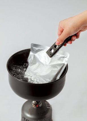 鍋をつかむリフターは、なんと反対側をトングとしても使える！ 湯煎したレトルト食品を取り出すときに便利。ケースも付いている。