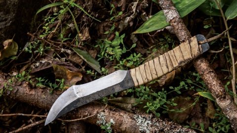 【ナイフ・刃物の基本】プロハンター・瀨戸祐介が使う自慢の「鍛造ナイフ」は、安物バールからの手作り！
