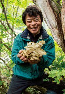 自然ガイド・高柳盛芳さん。1954年、群馬県みなかみ町生まれ。奥利根地域の釣り、クマ撃ち、山菜・キノコ採りに精通した日本のマウンテンマン。