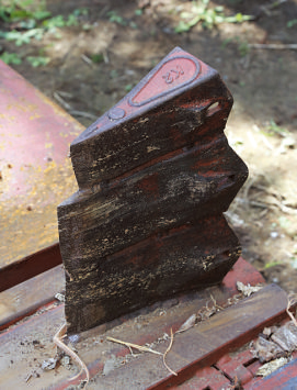 薪を割る刃はユンボの爪 を利用。薪を押し出す部分 はフォークリフト部品とベ アリングを６個使用しパワーをもたせた。