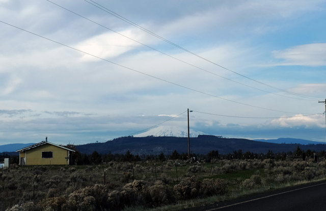 晴れてさえいれば、いろんな場所からマウントフッドを臨むことができる。遠目には富士山によく似ている。オレゴン富士という別名があるのも頷ける。