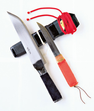 秋田の阿仁マタギに特注した両刃のフクロナガサと小刀。