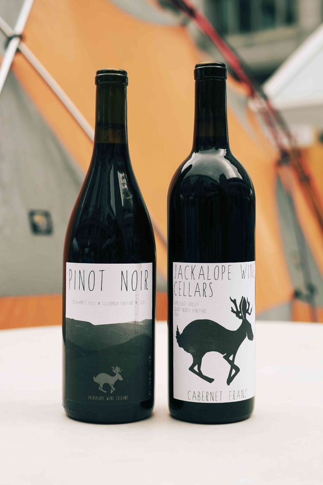 醸造家のコリーさんが作るワ インはピノ・ノワールとカベ ルネ・フランの赤ワイン（各 ￥3,600）。フレッシュな酸味 が特徴。シカがトレードマーク。