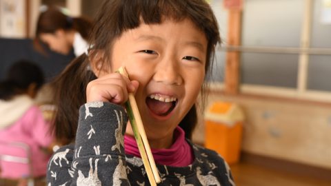 【日本のミライを明るくする！】「園児野生化計画」～ナイフで箸を削り出す～