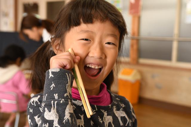 【日本のミライを明るくする！】「園児野生化計画」～ナイフで箸を削り出す～