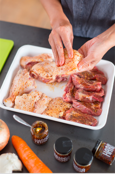 肉類は最初に塩コショウしたあと、アリッサを適宜塗り込み、30分ほどおいておく ＢＢＱを奥深い味に仕上げます 