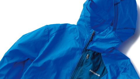 通勤カバンに、ぜひ一着！patagoniaの「フーディニジャケット」わずか102グラム。