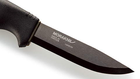 焚き火の着火もできる北欧ナイフ！「Morakniv」の黒塗りカーボンスチール刃。