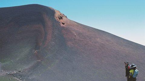 頂上をめざ……さない!? 「富士山下山ツアー」が大人気らしい。