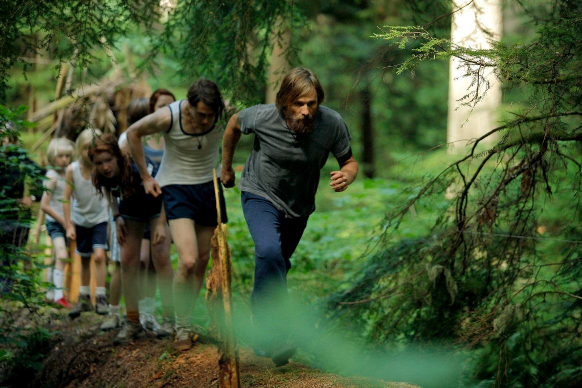 CF_00080_R_CROP (l to r) Charlie Shotwell stars as Nai, Shree Crooks as Zaja, Annalise Basso as Vespyr, Samantha Isler as Kielyr, George MacKay as Bo, and Viggo Mortensen as their dad Ben in CAPTAIN FANTASTIC, a Bleecker Street release. Credit: Erik Simkins / Bleecker Street