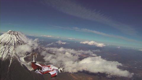 まるで鳥人!?自由自在に空を飛べる「ウイングスーツ」を知ってますか？