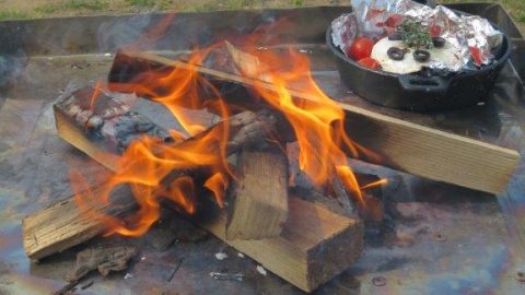 焚き火やダッチオーブン料理に便利！「ロゴス」の『直火ステンテーブル』を使ってみた。