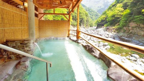 専用ケーブルカーで谷底の露天風呂へ！祖谷温泉（徳島県）の癒やし力。