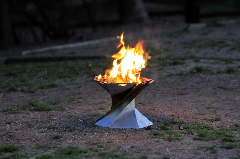 キャンプにはコレ！世界一美しいたき火が楽しめるONWAYの「聖火焚火台 