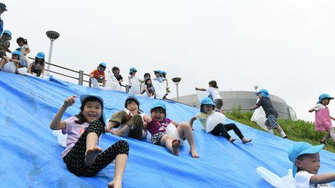 梅雨の時期に！雨だからこそ楽しめる「滑り台」があるんです