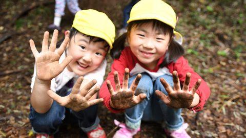 幼児に人気の野外スポーツ〜Muddy slope slide〜